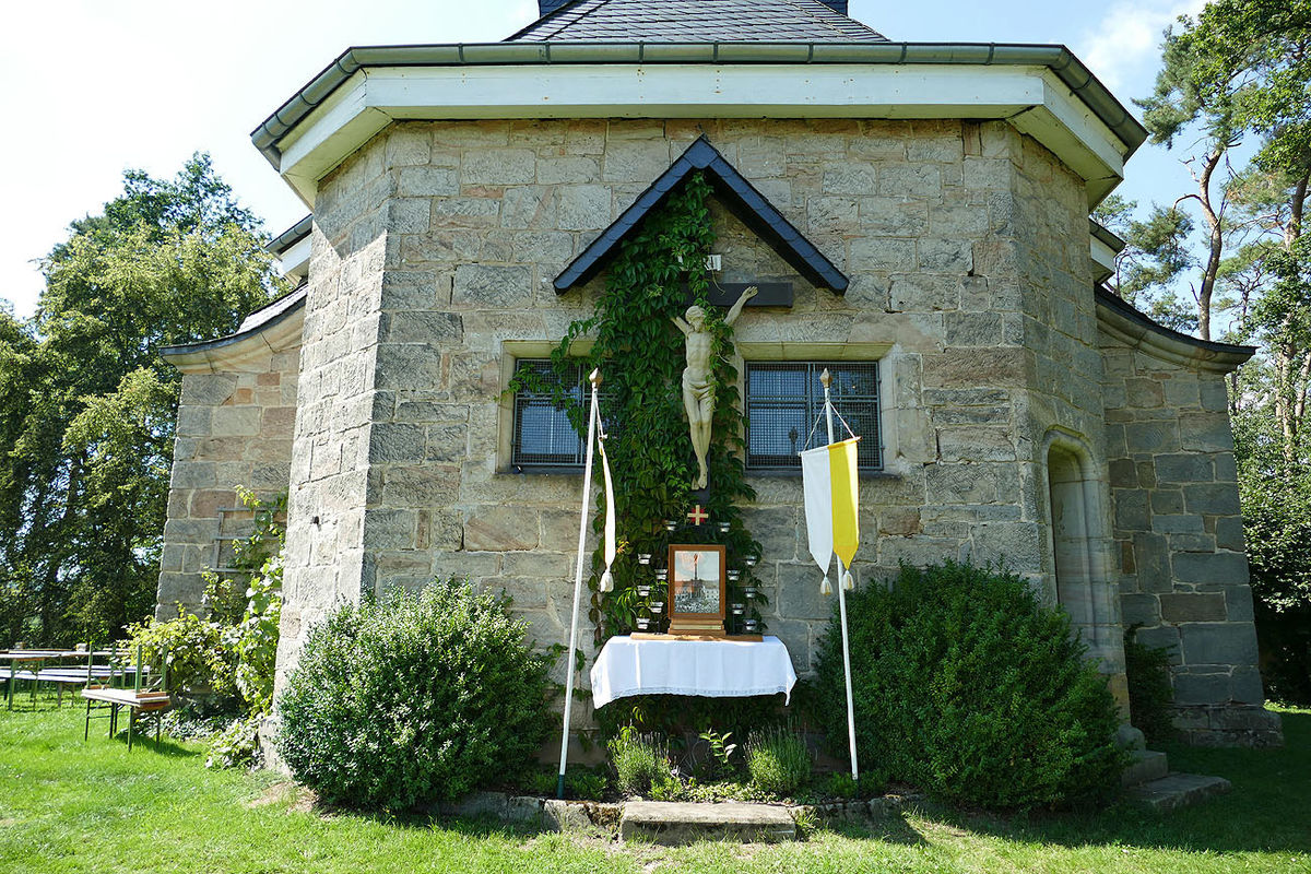 Feier des Mährisch-Neustädter Wachsstockfestes an der Weingartenkapelle in Naumburg